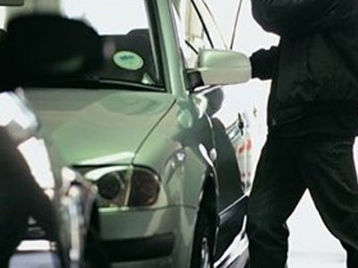 Χειροπέδες σε διαρρήκτες αυτοκινήτων στη Γλυφάδα