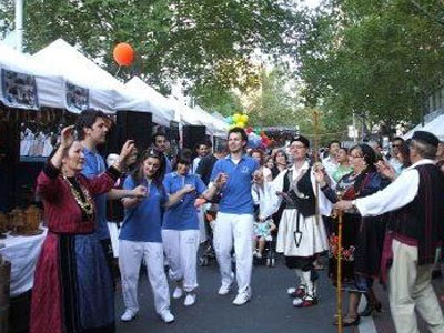 Ξεφάντωμα στο ελληνικό γλέντι του Ντάργουϊν