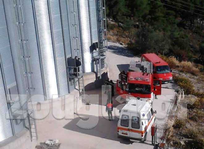 Aσθενοφόρο και οχήματα της Πυροσβεστικής στο σημείο