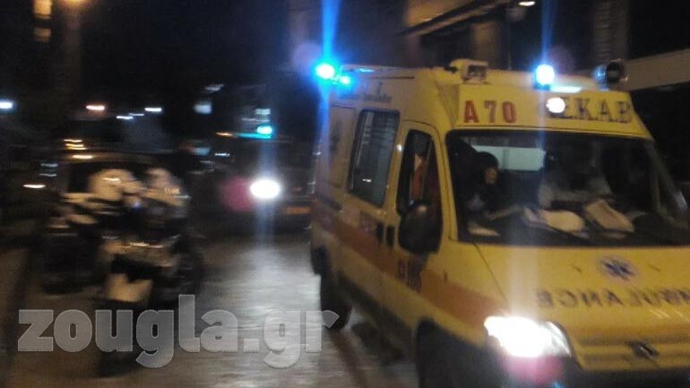 Ασθενοφόρα μεταφέρουν τους τραυματίες