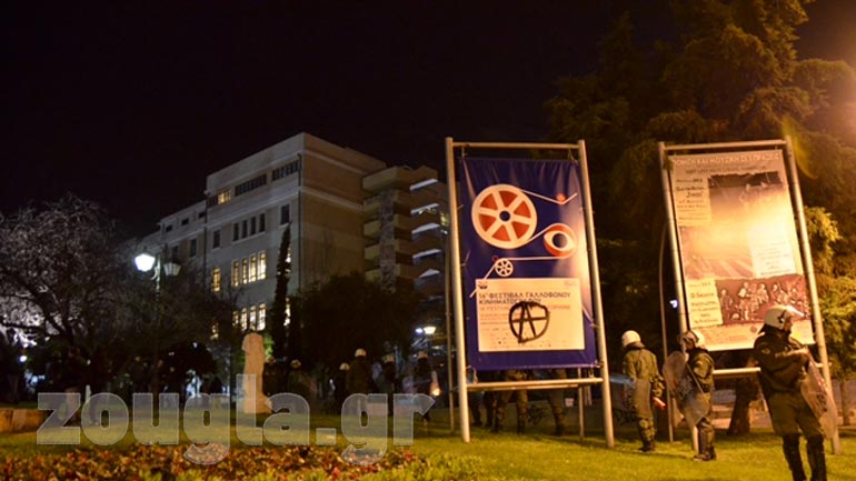 ΜΑΤ δίπλα από τη Νομική