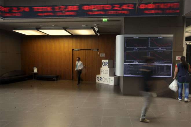 Στο κόκκινο οι δείκτες του Χρηματιστηρίου Αθηνών