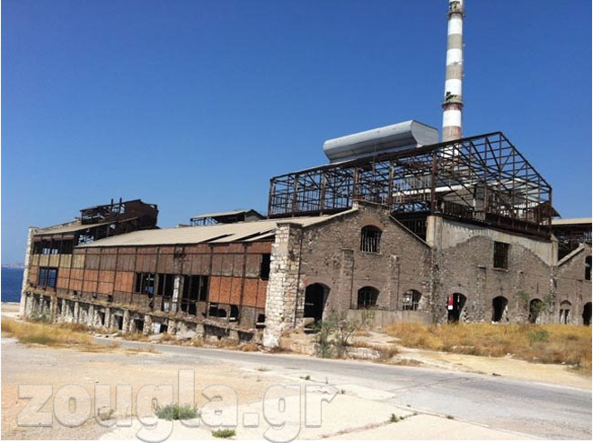 Αυτό είναι το παλιό υαλουργείο το οποίο θα μετατραπεί σε ξενοδοχείο πολυτελείας. Στην κορυφή του φουγάρου θα βρίσκεται τηλεοπτικό συνεργείο που θα μπορεί να καλύπτει το 80% της πίστας...