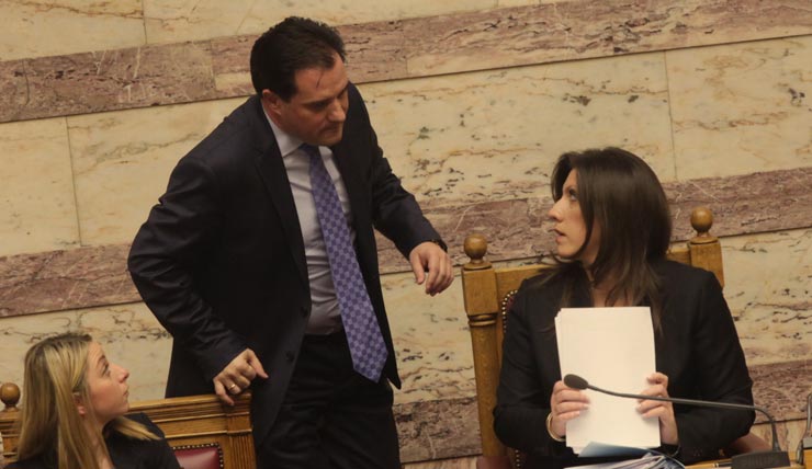 Η Ζωή Κωνσταντοπούλου στο προεδρείο συνομιλεί με τον Άδωνι