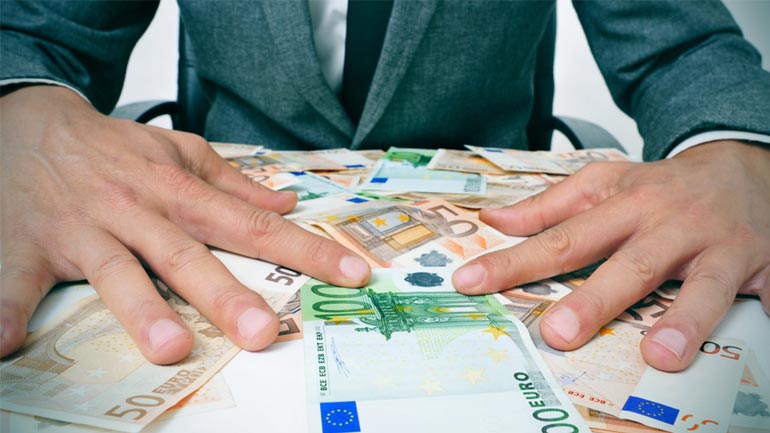 FT: Σχέδιο για περιορισμό στην κίνηση κεφαλαίων!