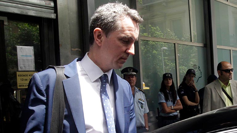 Mπλοκάρει η Κομισιόν τα νομοσχέδια για ανθρωπιστική κρίση και 100 δόσεις