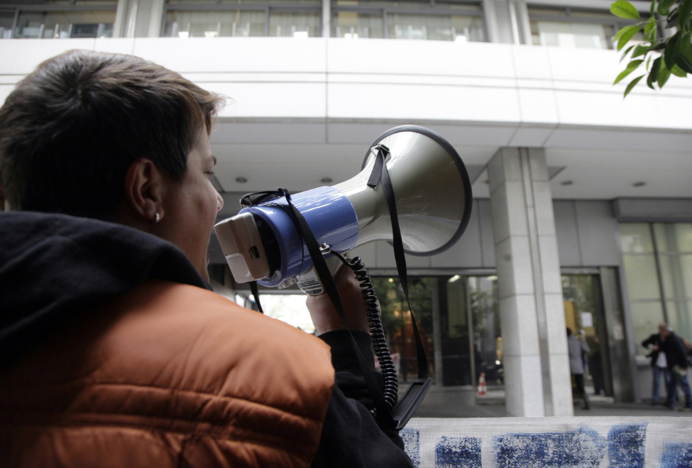 Με ντουντούκες περιμένουν την τρόικα