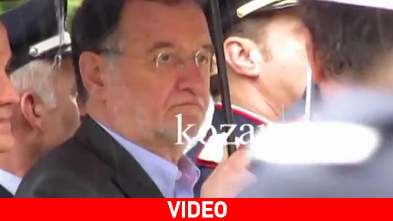 Τα εμβατήρια της παρέλασης έκαναν τον Παναγιώτη Λαφαζάνη να κινείται ρυθμικά