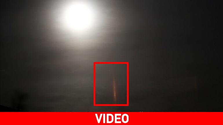 Πλωμάρι: Φωτιζόμενη κάθετη γραμμή στον ουρανό