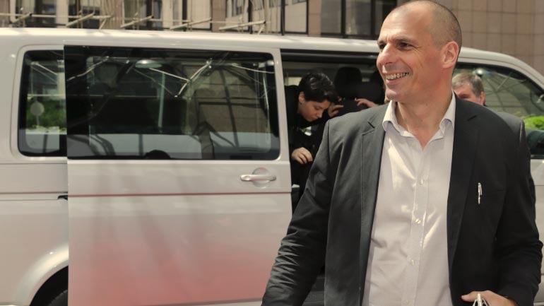 H άφιξη Βαρουφάκη με... βανάκι