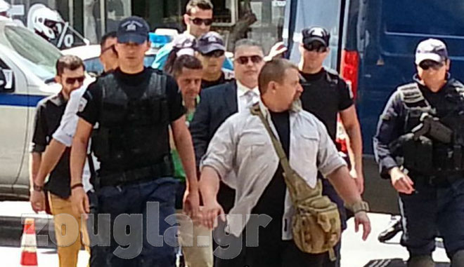 Ο Ν. Κούζηλος προσέρχεται στο δημοτικό θέατρο