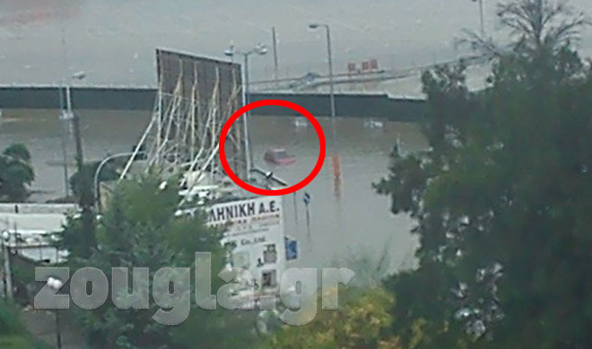 Μετά βίας διακρίνεται το κόκκινο Ι.Χ.