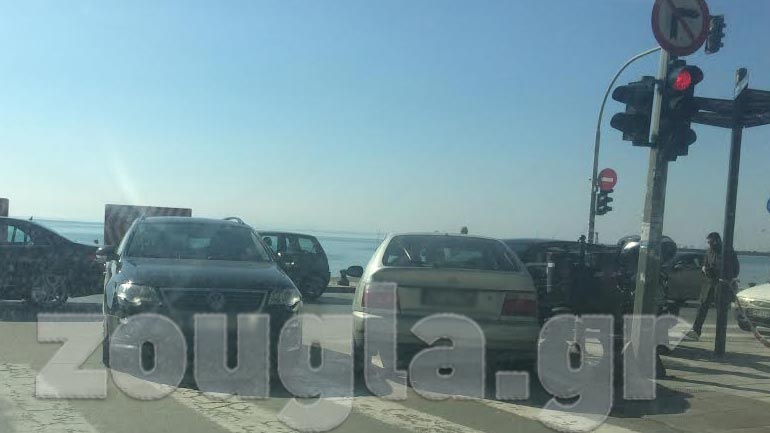 Θεσσαλονίκη: Το πάρκαρε στη μέση του δρόμου