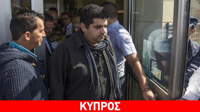 Αγανακτισμένος δανειολήπτης παρέδωσε στην τράπεζα τα κλειδιά του σπιτιού του