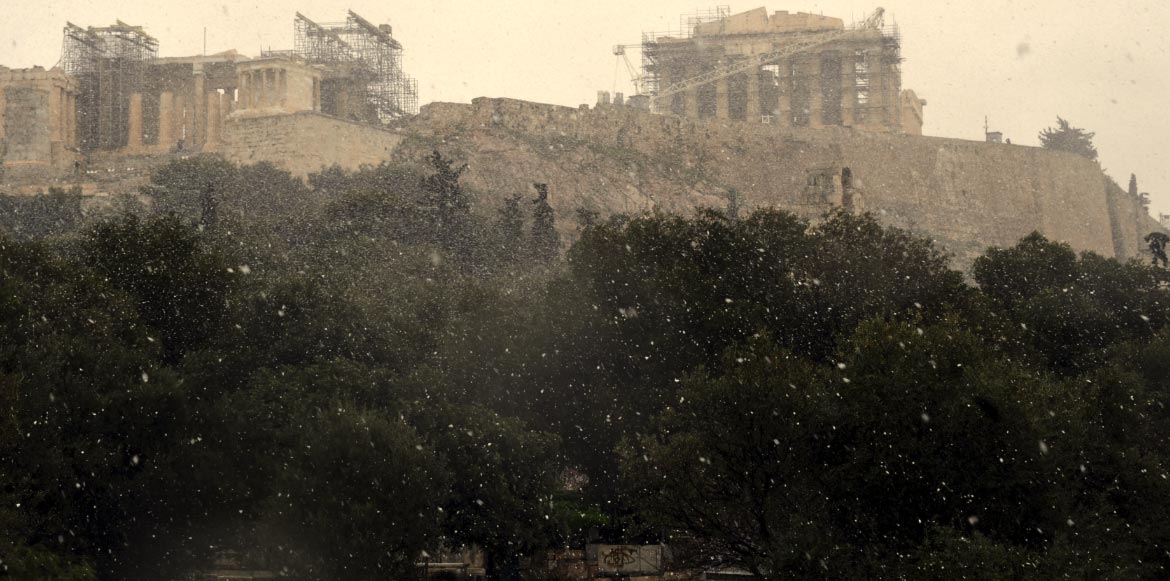 Xιόνι με φόντο τον ιερό βράχο…