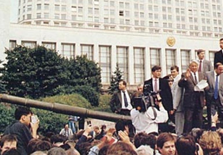 Ο Γιέλτσιν μπροστά στον «Λευκό Οίκο», πάνω σε τανκ, μιλάει στους συγκεντρωμένους οπαδούς του