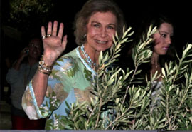 Η βασίλισσα Σοφία στο Μουσείο της Ακρόπολης όπου απόλαυσε ελληνικό δείπνο με σφυρίδα, κρασί και σαλάτα