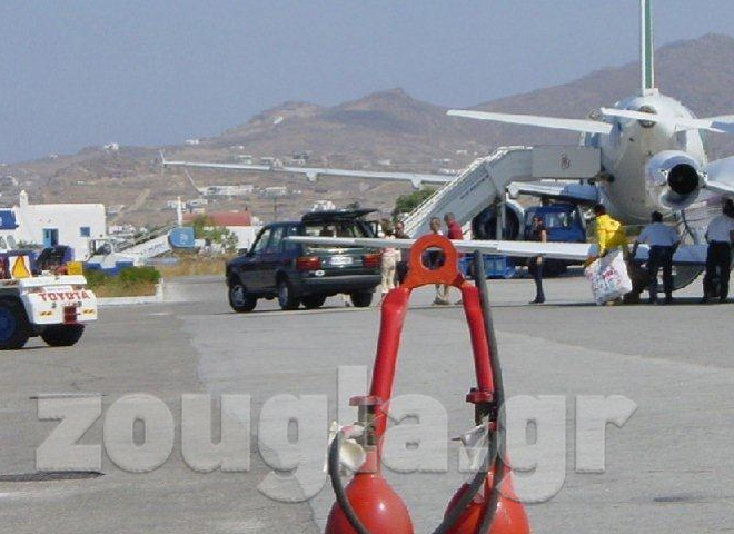 Επιβάτες ιδιωτικού αεροσκάφους οδηγούνται στην έξοδο με τις αποσκευές τους χωρίς να γίνει ο τυπικός έλεγχος, παρόλο που το αεροσκάφος προέρχεται από το εξωτερικό