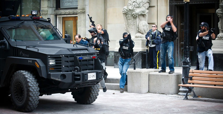 Η αστυνομία φυγαδεύει κάποιον VIP από ξενοδοχείο