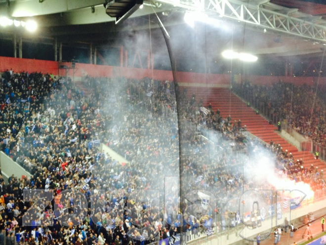 Οι φίλαθλοι πανηγυρίζουν στο β΄γκολ