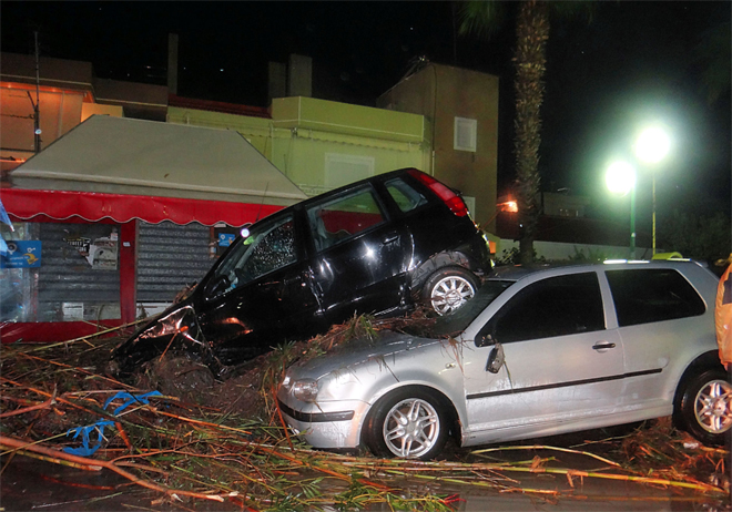 Μεγάλες ζημιές σε αυτοκίνητα που παρασύρθηκαν από χειμάρρους
