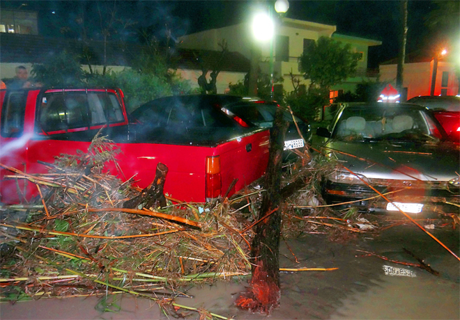 Αυτοκίνητα παρασύρθηκαν από τη βροχή