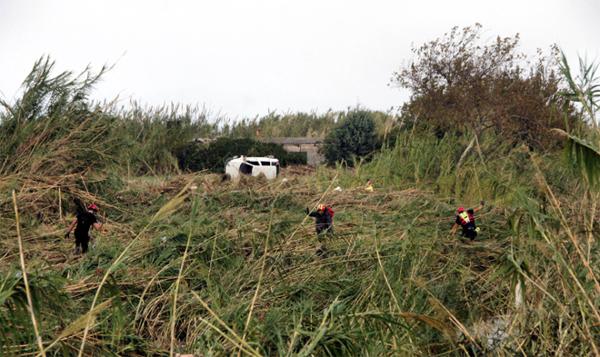 Σωστικά συνεργεία ερευνούν την περιοχή