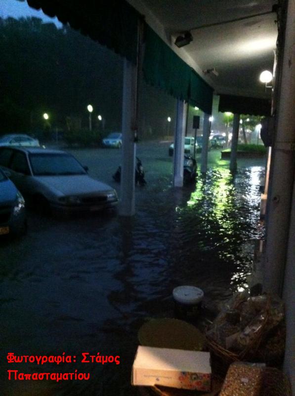 Δρόμοι μετατράπηκαν σε ποτάμια
