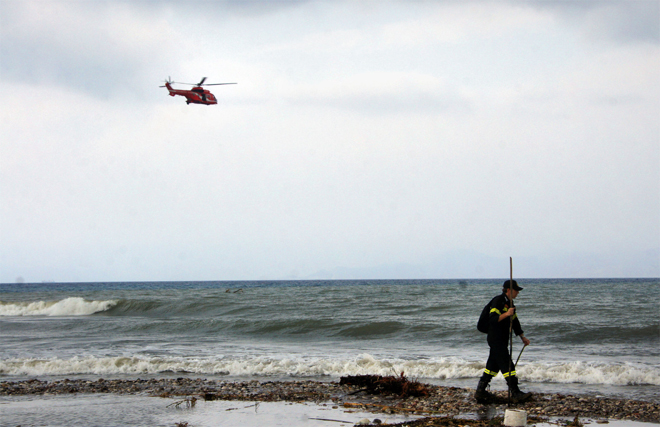 Ελικόπτερο Super Puma επιχειρεί από αέρος