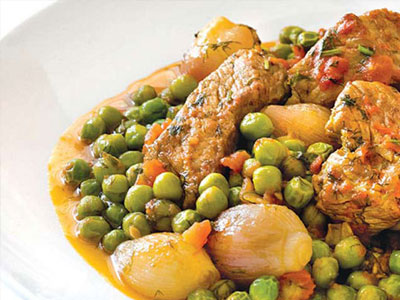 Συνταγή: Μοσχαράκι με αρακά και κρεμμυδάκια στρογγυλά