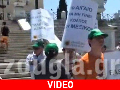 Μοίρασαν δωρεάν εισιτήρια σε περαστικούς