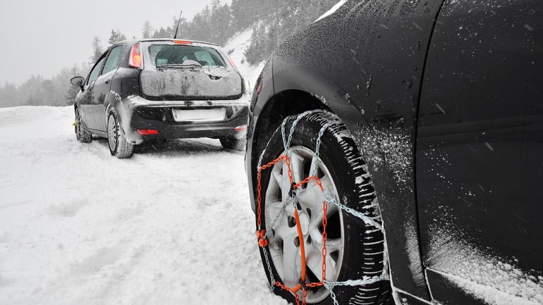 Απαραίτητες οι αντιολισθητικές αλυσίδες στη λεωφόρο Πάρνηθος