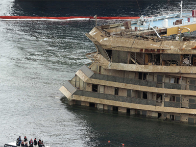 Φωτογραφικό αξιοθέατο έγινε το Costa Concordia