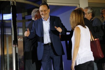 Ο Παναγιώτης Λαφαζάνης έξω από την ΕΡΤ