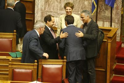 Τα συγχαρητήρια των συντρόφων για την ψήφο εμπιστοσύνης