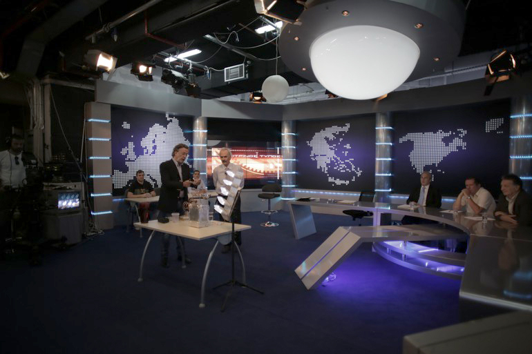 Ο εφευρέτης Πέτρος Ζωγράφος παρουσιάζει τη συσκευή