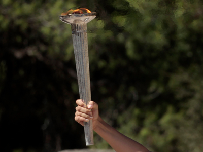 O πρωθιερέας, οι παλλακίδες και ο… Βύρωνας