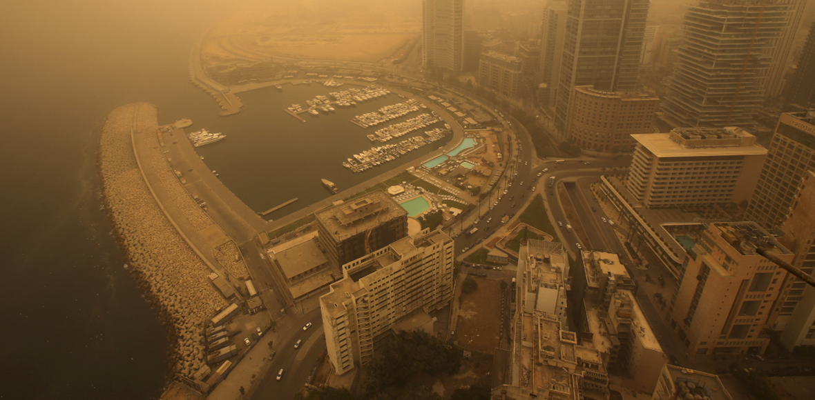 Αμμοθύελλα πνίγει τη Μέση Ανατολή