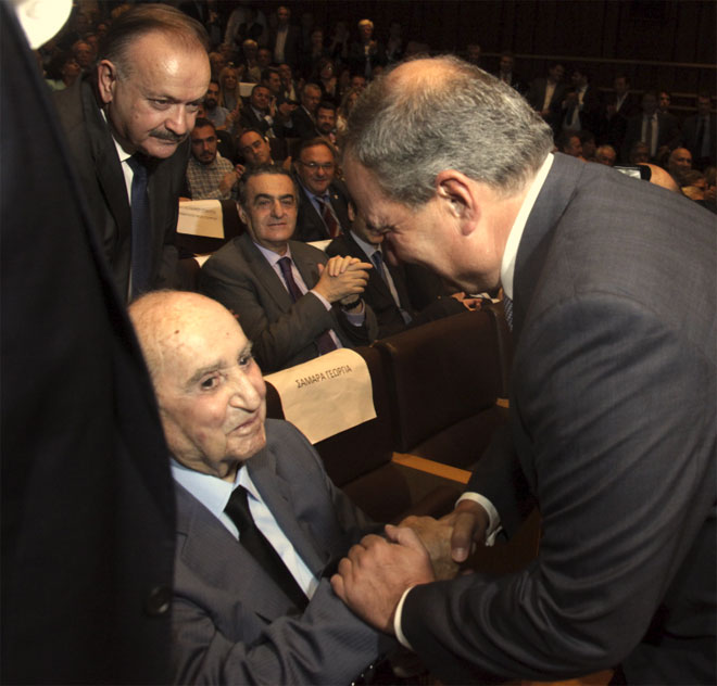 Χειραψία Κ. Μητσοτάκη-Κ. Καραμανλή, υπό τα βλέμμα του Δ. Σταμάτη και του Χ. Αθανασίου