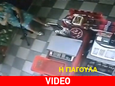 Σταυροκοπιέται την ώρα του σεισμού των 6,3R