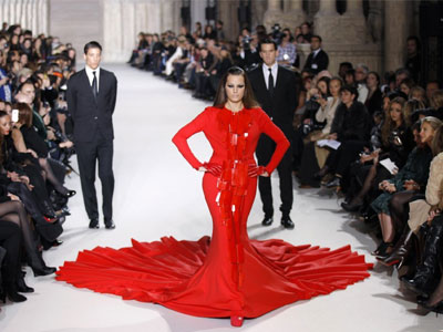 «Μαύρη» εργασία… haute couture!