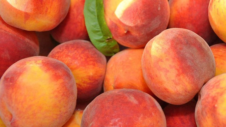 Διανομή ροδάκινων από την Κοινωνική Σύμπραξη