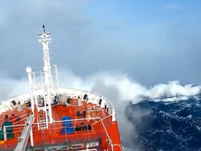 Πλοίο έμεινε ακυβέρνητο βόρεια της Άνδρου