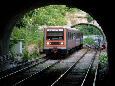 Άνδρας έπεσε στις ράγες του ΗΣΑΠ