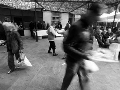 Ουρά για το εορταστικό συσσίτιο του Δ. Αθηναίων