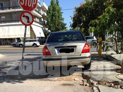 To πάρκαρε στο πεζοδρόμιο για να μην το… τρώει ο ήλιος