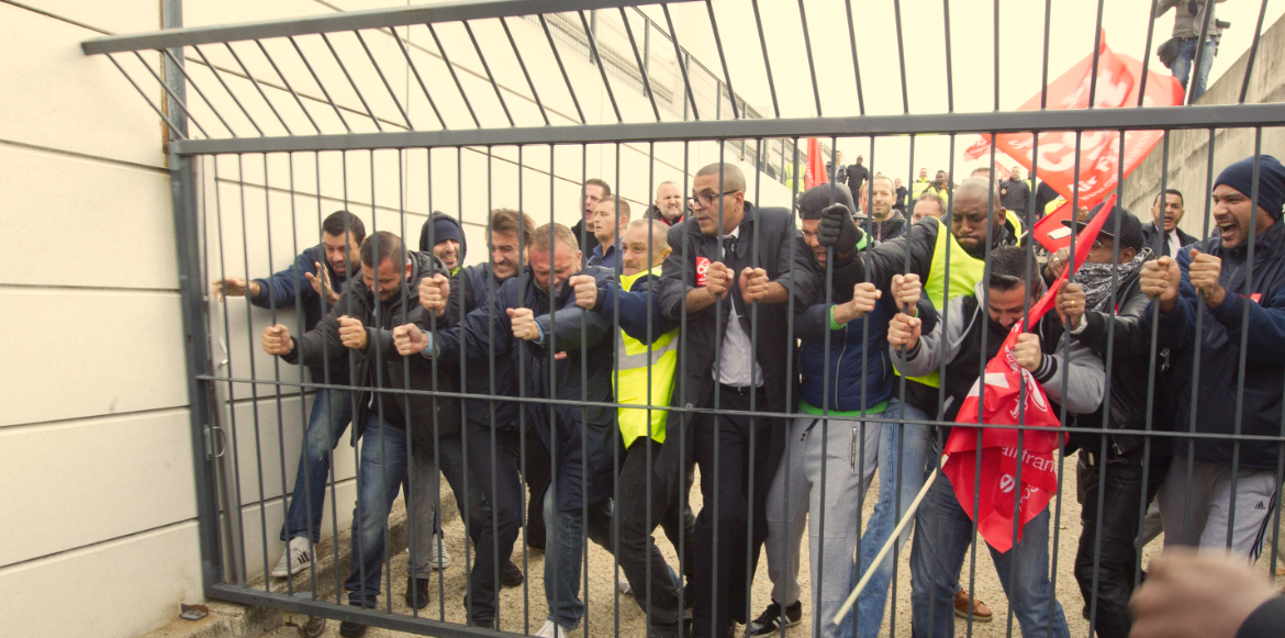 Στα κάγκελα…