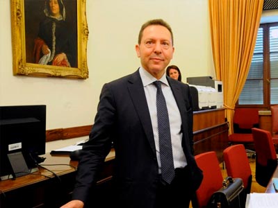 Διαψεύδει δημοσιεύματα για πρόβλημα στις τράπεζες και περί εκροών καταθέσεων