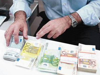 Οι τεράστιες εκροές καταθέσεων έγιναν μέσω διαδικτύου