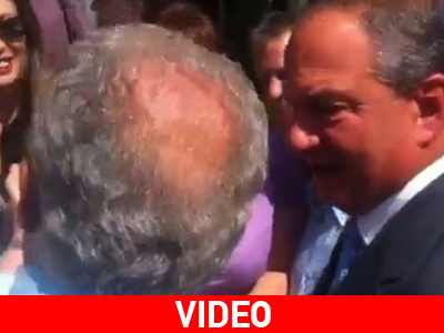 Με χειροκροτήματα υποδέχτηκαν τον Καραμανλή